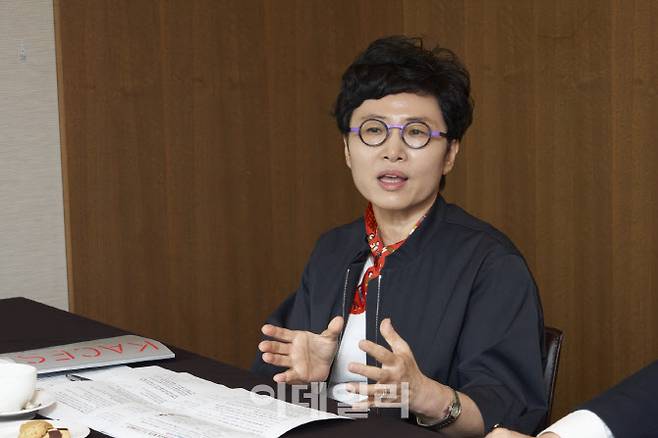 윤소영 한국문화관광연구원 연구위원은 정책에서 소외된 ‘신중년’을 위해 커뮤니티 기반의 문화예술 교육 프로그램이 필요하다고 강조했다. (사진=한국문화예술교육진흥원)