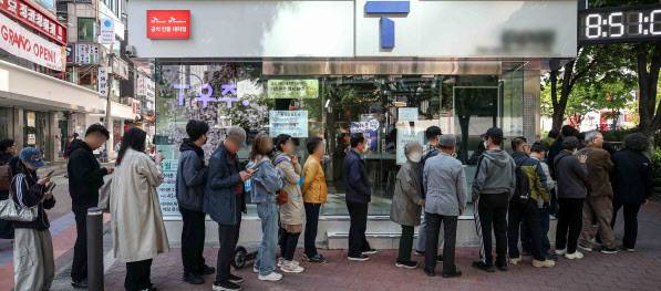 해킹 공격으로 가입자 유심 정보가 탈취된 SK텔레콤이 가입자 유심 무상 교체를 시작한 28일 서울 마포구의 한 T월드 본사 직영 대리점을 찾은 고객들이 유심을 교체하기 위해 대기하고 있다.(사진=방인권 기자)