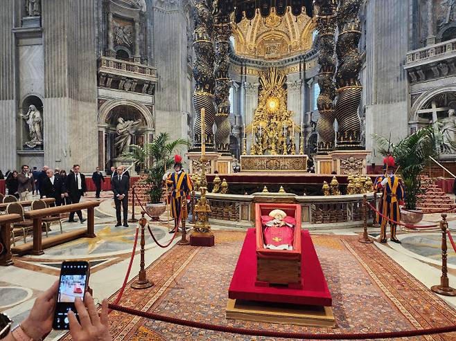 프란치스코 교황이 선종한 지 사흘째인 지난 23일(현지시간) 바티칸 성 베드로 대성전에서 일반인 조문이 시작됐다. 성 베드로 대성전에 교황의 관이 놓인 모습. (사진=연합뉴스)