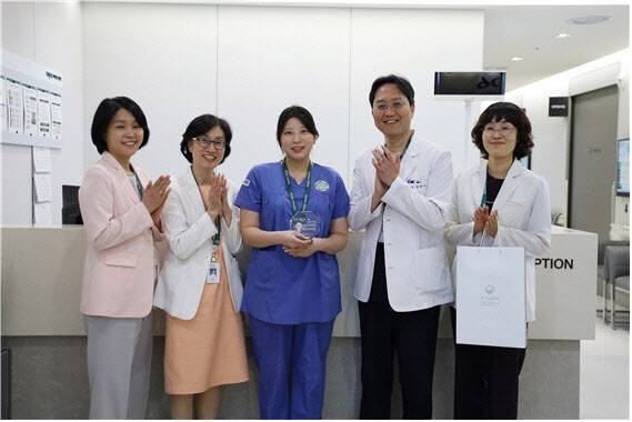 (왼쪽부터) 지은옥 외래간호파트장, 김숙현 간호부원장, 최애리 간호사, 김한수 이대목동병원장, 강선정 외래간호팀장. (사진=이대목동병원)