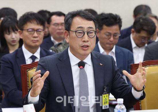 유영상 SK텔레콤 대표이사가 30일 오전 서울 여의도 국회 과학기술정보방송통신위원회의에서 열린 방송통신 분야 청문회에서 유심 해킹 사태와 관련한 질의에 답하고 있다.[이데일리 노진환 기자]