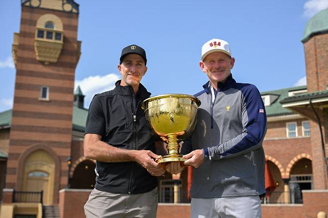 2026년 프레지던츠컵 인터내셔널팀 단장을 맡은 제프 오길비(왼쪽)과 미국팀 주장으로 선임된 브랜드 스네데커가 우승트로피를 함께 들어 올리고 있다. (사진=PGA TOUR)