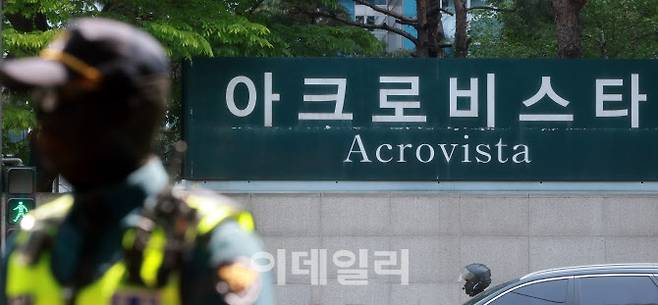 검찰이 30일 무속인 ‘건진법사’ 전성배 씨의 청탁금지법 위반 혐의와 관련해 윤석열 전 대통령의 서초동 사저를 압수수색에 들어갔다.(사진=뉴스1)