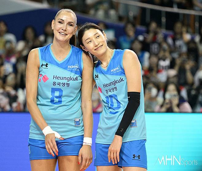 지난해 열린 KYK 인비테이셔널에서 곤차로바-김연경이 코트 위에 서 있다&nbsp;