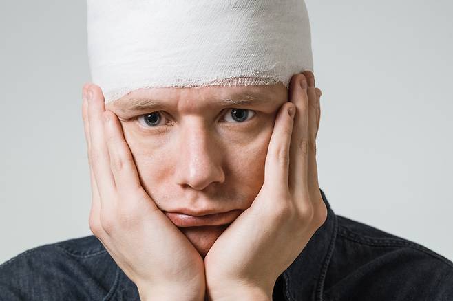 뇌 앞의 특정 부위(내측 전전두엽 피질)를 다치면 성격이 충동적으로 바뀌고 다른 사람의 꾐에 잘 넘어간다는 연구 결과가 나왔다. 이곳에 손상을 입은 사람은 속임수에 넘어가 큰 재산을 잃을 수도 있다. [사진=게티이미지뱅크]