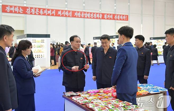 (평양 노동신문=뉴스1) = 지방공업공장 제품품평회에 참석한 조용원.  정치국 상무위원이자 당 비서임에도 당 배지를 착용하지 않았다. [국내에서만 사용가능. 재배포 금지. DB 금지. For Use Only in the Republic of Korea. Redistribution Prohibited] rodongphoto@news1.kr