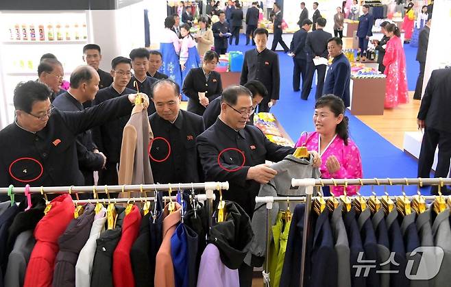 (평양 노동신문=뉴스1) =제품품평회에 참석한 북한 간부들. 맨 오른쪽 박태성 내각총리를 비롯한 간부들이 당 배지를 착용한 모습이다. [국내에서만 사용가능. 재배포 금지. DB 금지. For Use Only in the Republic of Korea. Redistribution Prohibited] rodongphoto@news1.kr