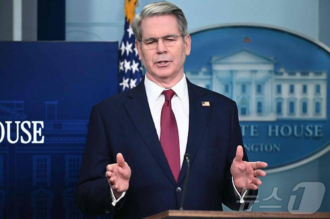 스콧 베선트 미국 재무부 장관이 29일(현지시간) 워싱턴DC 백악관에서 열린 도널드 트럼프 대통령 취임 100일간 경제 분야 성과 브리핑에서 관련 질문에 답하고 있다. ⓒ AFP=뉴스1 ⓒ News1 류정민 특파원