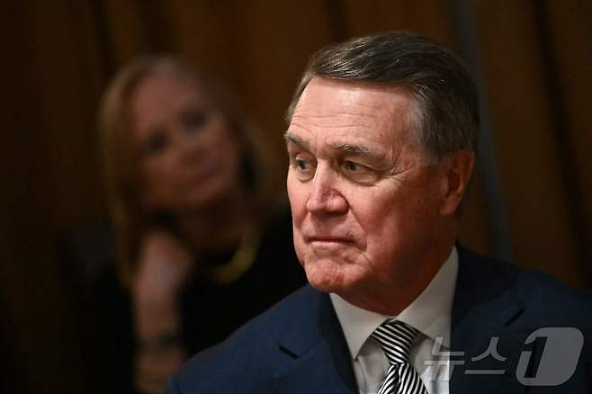 데이비드 퍼듀 주중 미국 대사 지명자가 25일(현지시간) 워싱턴 백악관에서 열린 도널드 트럼프 대통령과 미국 대사 회의에 참석을 하고 있다. 2025.03.26 ⓒ AFP=뉴스1 ⓒ News1 우동명 기자