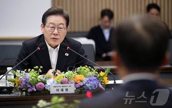 이재명 더불어민주당 대선 후보가 28일 경기 이천시 SK하이닉스에서 열린 ‘K-반도체’ AI 메모리반도체 기업 간담회에서 발언하고 있다. 2025.4.28/뉴스1 ⓒ News1 국회사진취재단