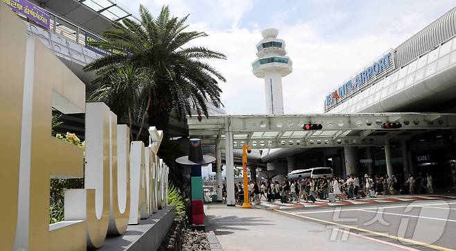 제주국제공항에 도착한 관광객들이 줄이어 렌터카 하우스로 향하고 있다. 2024.8.15/뉴스1 ⓒ News1 오미란 기자