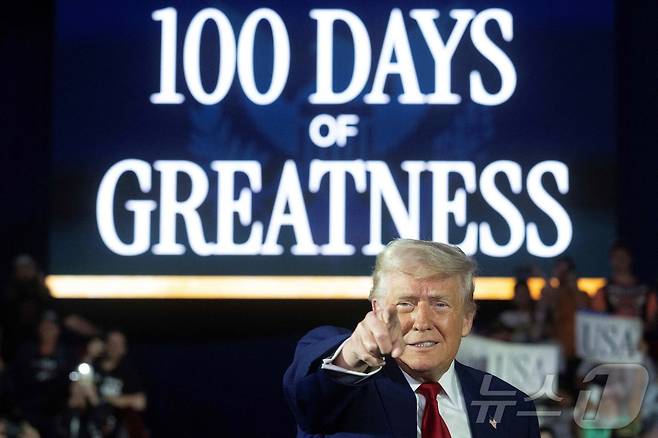 29일(현지시간) 미시간주 워런 스포츠 센터에서 도널드 트럼프 미국 대통령이 취임 100을 자축하는 연설을 하고 있다.  ⓒ AFP=뉴스1
