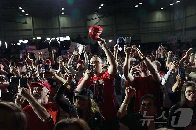 29일(현지시간) 미시건주 머콤 카운티에서 열린 도널드 트럼프 미국 대통령 취임 100일 기념 행사에서 시민들이 환호하고 있다. ⓒ AFP=뉴스1