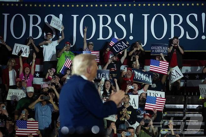 29일(현지시간) 미시건주 머콤 카운티에서 열린 도널드 트럼프 미국 대통령 취임 100일 기념 행사에서 시민들이 환호하고 있다. ⓒ AFP=뉴스1