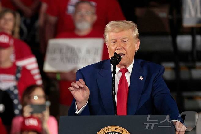 도널드 트럼프 미국 대통령이 29일(현지시간) 미시건주 머콤 카운티에서 열린 취임 100일 기념 행사에서 연설을 하고 있다. ⓒ AFP=뉴스1