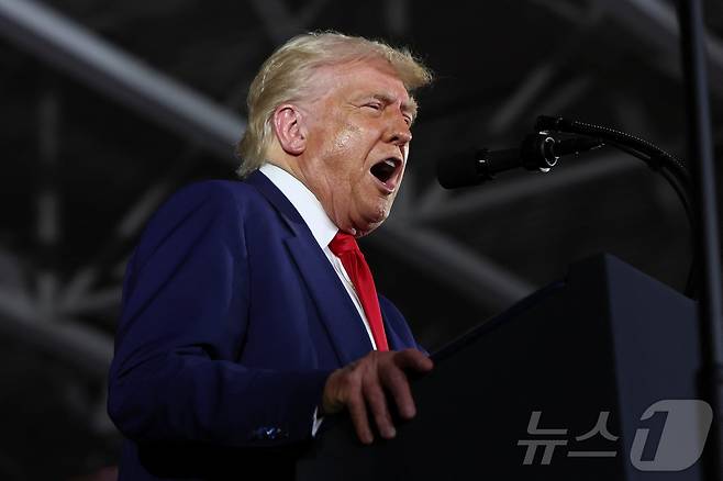 도널드 트럼프 미국 대통령이 29일(현지시간) 미시건주 머콤 카운티에서 열린 취임 100일 기념 행사에서 연설을 하고 있다. ⓒ 로이터=뉴스1