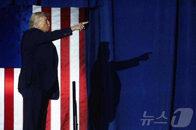 도널드 트럼프 미국 대통령이 29일(현지시간) 미시건주 머콤 카운티에서 열린 취임 100일 기념 행사에 입장하고 있다. ⓒ AFP=뉴스1