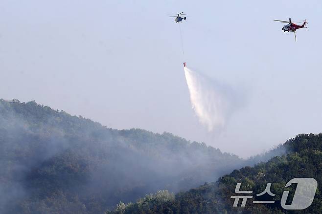 대구 북구 함지산 산불 이틀째인 29일 오전 현장에 투입된 산불 진화 헬기가 주불 진화에 총력을 쏟고 있다. 2025.4.29/뉴스1 ⓒ News1 공정식 기자