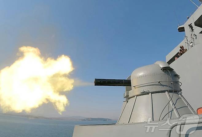 (평양 노동신문=뉴스1) = 북한 노동당 기관지 노동신문은 지난 28일과 29일 신형 구축함 '최현'호에 탑재된 무장 체계들의 성능 및 전투적용성 시험이 진행됐다고 30일 보도했다. 사진은 함상자동포의 발사 장면. [국내에서만 사용가능. 재배포 금지. DB 금지. For Use Only in the Republic of Korea. Redistribution Prohibited] rodongphoto@news1.kr