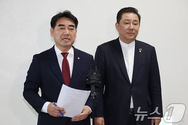 국회 정보위 소속 이성권(왼쪽) 국민의힘 의원과 김병기 더불어민주당 의원이 30일 오전 서울 여의도 국회에서 정보위원회 비공개 간담회를 마치고 브리핑을 하고 있다. 2025.4.30/뉴스1 ⓒ News1 이광호 기자