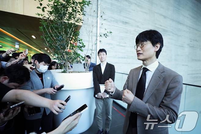 이해진 네이버 창업자 26일 경기 성남시 네이버 그린팩토리에서 열린 제26기 주주총회를 마치고 취재진 질문에 답하고 있다. (네이버 제공. 재판매 및 DB 금지) 2025.3.26/뉴스1