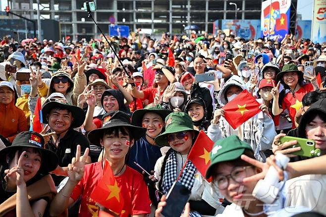 30일(현지시간) 베트남 호치민에서 베트남 종전 50주년 기념 열병식 행사를 보는 시민들. 25.04.30 ⓒ AFP=뉴스1 ⓒ News1 김예슬 기자