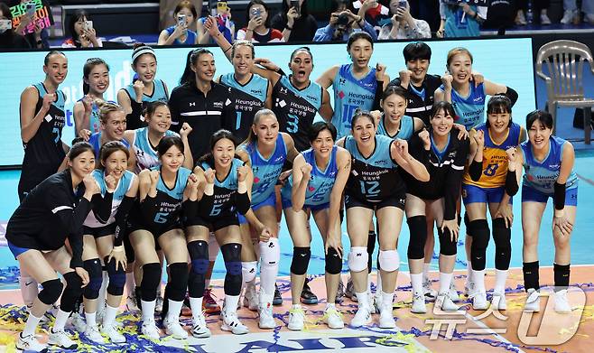 지난해 열린  '김연경 초청 세계 여자배구 올스타전(KYK Invitational 2024)' 기념 촬영.다. 2024.6.9/뉴스1 ⓒ News1 구윤성 기자