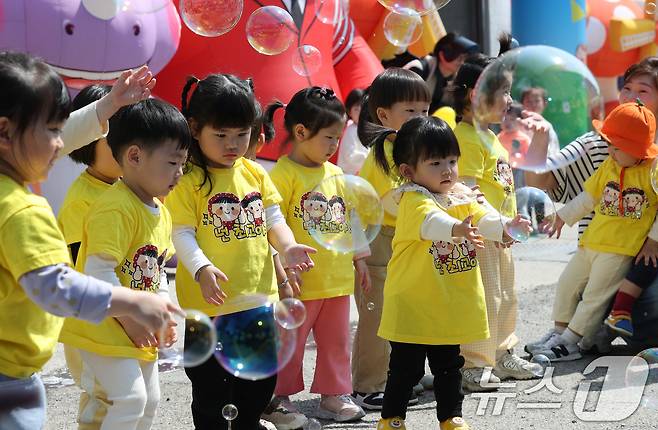 어린이날을 닷새 앞둔 30일 경기 수원시 장안구 수원실내체육관에서 열린 수원시 어린이날 행사 '어린이 한마당'에서 아이들이 즐거운 시간을 보내고 있다. 2025.4.30/뉴스1 ⓒ News1 김영운 기자