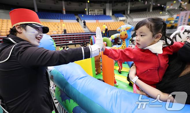 어린이날을 닷새 앞둔 30일 경기 수원시 장안구 수원실내체육관에서 열린 수원시 어린이날 행사 '어린이 한마당'에서 아이들이 즐거운 시간을 보내고 있다. 2025.4.30/뉴스1 ⓒ News1 김영운 기자