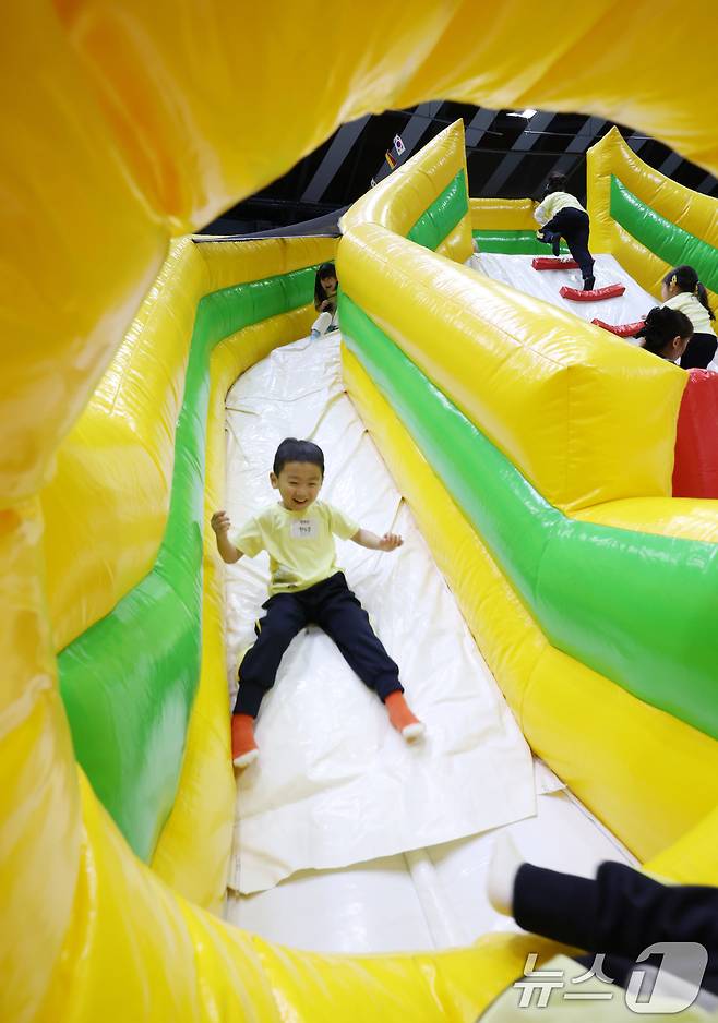 어린이날을 닷새 앞둔 30일 경기 수원시 장안구 수원실내체육관에서 열린 수원시 어린이날 행사 '어린이 한마당'에서 아이들이 즐거운 시간을 보내고 있다. 2025.4.30/뉴스1 ⓒ News1 김영운 기자