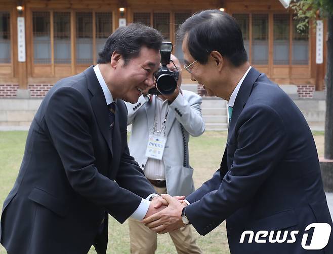 이낙연 국무총리가 15일 서울 종로구 삼청동 총리공관에서 열린 전직 총리들과의 만찬에서 38대 한덕수 전 총리와 인사를 나누고 있다. 2018.5.15/뉴스1 ⓒ News1 송원영 기자