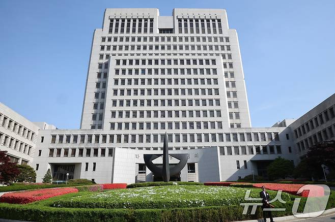 이재명 더불어민주당 대선 후보의 공직선거법 위반 상고심 선고가 5월 1일 오후 3시 대법원 전원합의체에서 내려진다. 이 후보는 지난 20대 대선 과정 당시 대장동·백현동 의혹 관련 발언으로 허위사실 공표 혐의로 기소됐고, 1심은 유죄, 2심은 1심을 뒤집고 무죄를 선고했다. 사진은 30일 오전 서울 서초구 대법원. 2025.4.30/뉴스1 ⓒ News1 김진환 기자