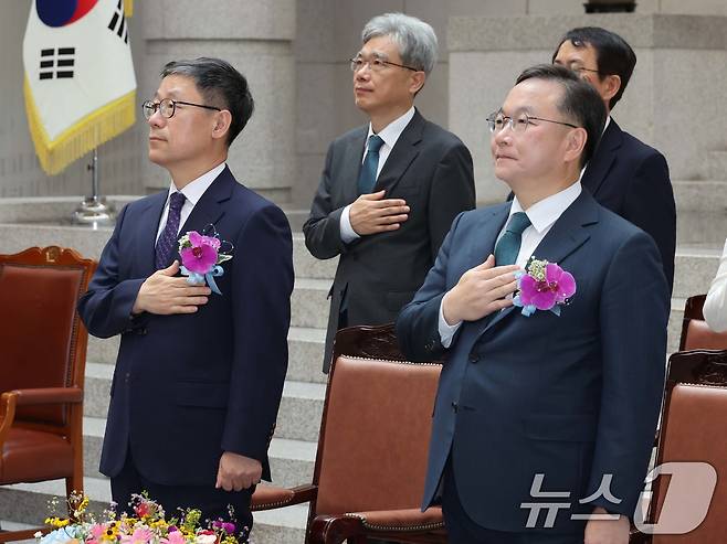 노경필·박영재 신임 대법관(앞줄 왼쪽부터)이 2일 서울 서초구 대법원에서 열린 대법관 취임식에서 국민의례를 하고 있다. 2024.8.2/뉴스1 ⓒ News1 사진공동취재단