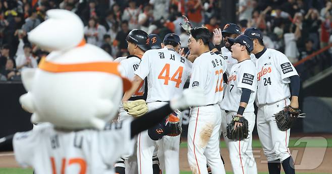 30일 대전 한화생명볼파크에서 열린 '2025 신한 SOL 뱅크 KBO리그' 프로야구 한화 이글스와 LG 트윈스 경기에서 한화가 5대2 승리, 4연승을 이어가며 기뻐하고 있다. 2025.4.30/뉴스1 ⓒ News1 김기남 기자