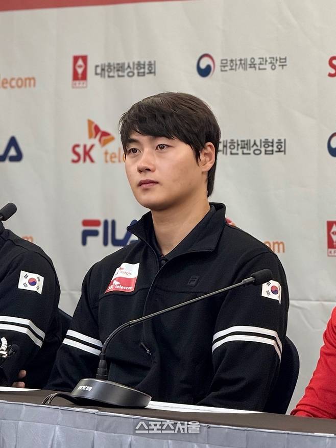 남자 펜싱 사브르의 오상욱이 30일 서울 송파구 올림픽파크텔에서 열린 2025 서울 SK텔레콤 국제그랑프리 미디어디에서 질문을 듣고 있다. 정다워 기자