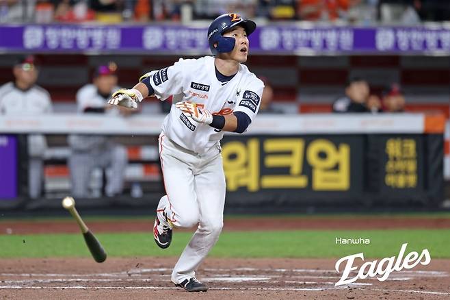 한화 황영묵이 30일 대전 한화생명 볼파크에서 열린 2025 KBO리그 정규시즌 LG전 7회말에 홈런을 치고 있다. 사진 | 한화 이글스