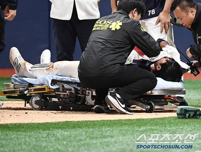 29일 서울 고척스카이돔에서 열린 롯데-키움전. 7회초 1사 1, 2루 전민재가 헤드샷에 쓰러졌다. 수건으로 얼굴을 감싼 전민재가 응급차로 이송되고 있다. 고척=정재근 기자 cjg@sportschosun.com/2025.4.29/
