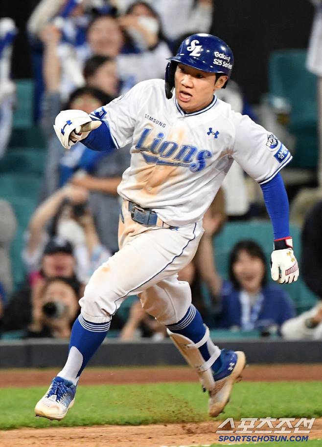 24일 대구 라이온즈파크에서 열린 삼성 라이온즈와 KIA 타이거즈의 경기. 6회말 1사 1,2루 삼성 김지찬이 안타를 날린 뒤 KIA 중견수 최원준 실책을 틈타 득점까지 올리고 있다. 대구=박재만 기자 pjm@sportschosun.com/2025.04.24/