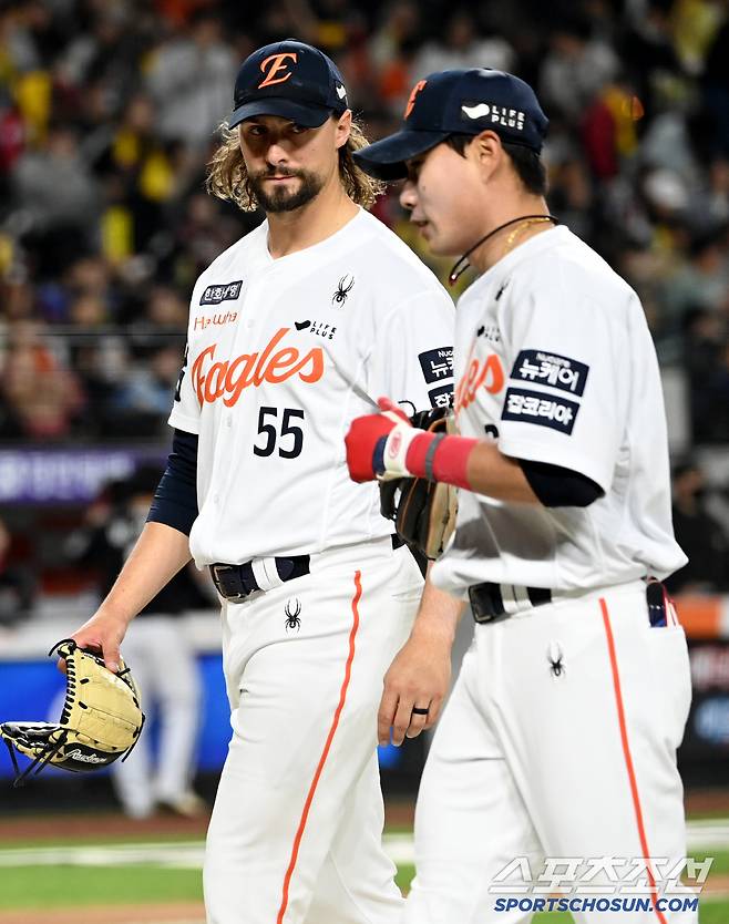 29일 대전한화생명볼파크에서 열린 LG와 한화의 경기, 4회초 2사 1,2루 한화 와이스가 LG 홍창기의 땅볼 타구를 호수비로 처리한 유격수 심우준과 더그아웃으로 향하고 있다. 대전=허상욱 기자wook@sportschosun.com/2025.04.29/