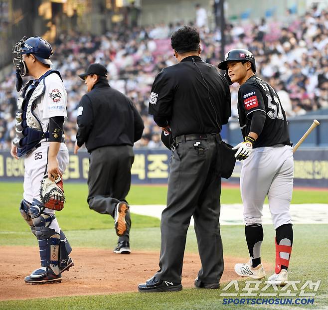 한동안 충격에서 벗어나지 못했던 주심이 경기를 재개하자 권동진은 타석에 들어서며 따뜻한 마음을 전했다.