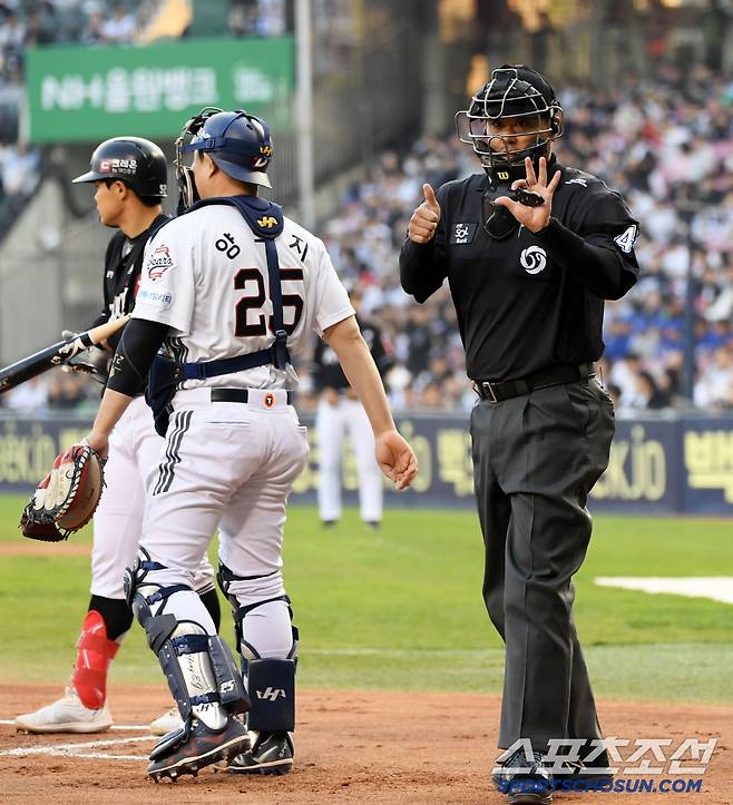 다행히 큰 부상 없이 다시 마스크를 쓰고 경기를 이어간 김선수 주심. 잠실=박재만 기자 pjm@sportschosun.com