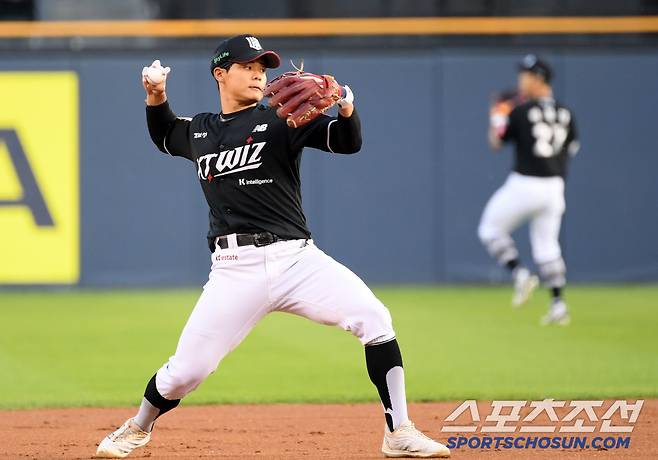 주전 내야수 허셩민, 김상수, 오윤석이 부상으로 연쇄 이탈한 상황에서 권동진의 발견을 KT에 큰 힘이 되고 있다.