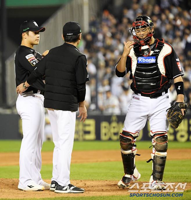 9회 흔들리는 박영현을 직접 찾은 이강철 감독은 끝까지 마무리 투수를 믿었다.