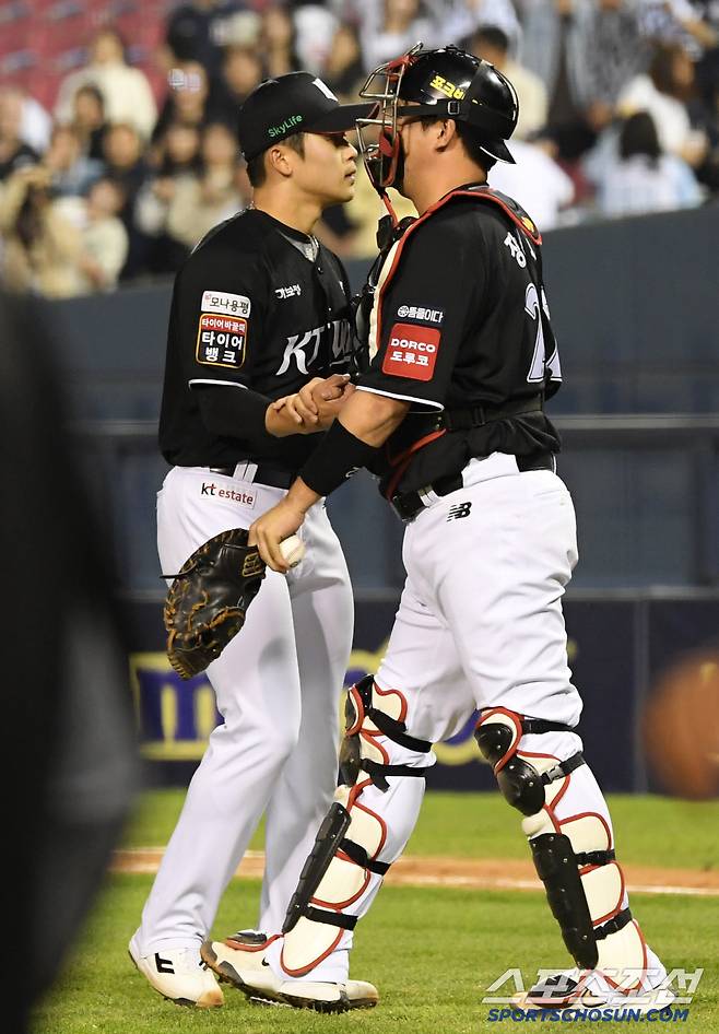 9회 실점을 허용했지만 역전은 허용하지 않은 마무리 박영현과 포수 장성우가 안도의 한숨을 내쉬고 있다.