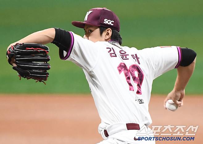 29일 서울 고척스카이돔에서 열린 롯데-키움전. 선발투수 김윤하가 투구하고 있다. 고척=정재근 기자 cjg@sportschosun.com/2025.4.29/