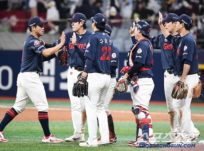 29일 서울 고척스카이돔에서 열린 롯데-키움전. 9대3으로 승리한 롯데 선수들이 승리를 자축하고 있다. 고척=정재근 기자 cjg@sportschosun.com/2025.4.29/