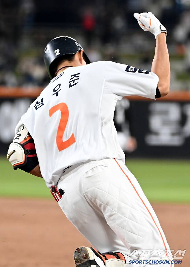29일 대전한화생명볼파크에서 열린 LG와 한화의 경기, 4회말 한화 심우준이 역전 솔로홈런을 치고 주먹을 불끈 쥐며 환호하고 있다. 대전=허상욱 기자wook@sportschosun.com/2025.04.29/