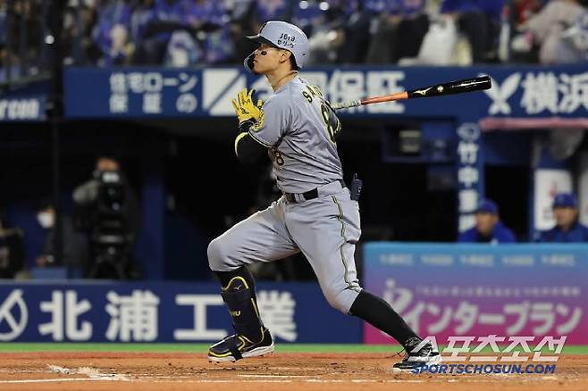 사토는 지난해까지 극단적으로 당겨치는 타격을 했다. 올해는 좌중간으로 날아가는 타구가 증가했다. 의식적으로 노력한 결과다. 사진캡처=한신 타이거즈 SNS