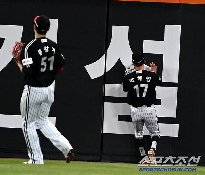 펜스 앞까지 달려가 멈춰 섰을 정도로 큼지막했던 타구