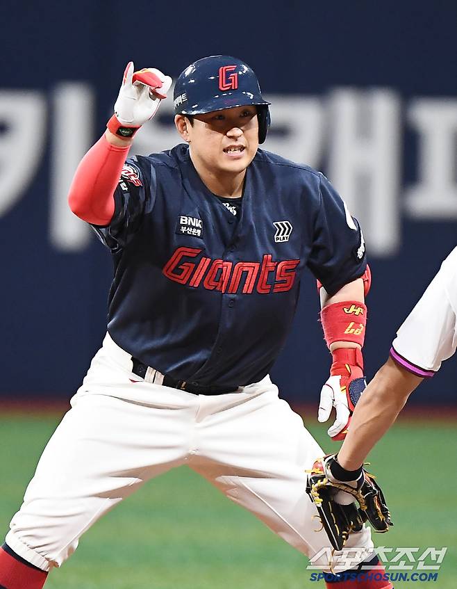 29일 서울 고척스카이돔에서 열린 롯데-키움전. 2회초 1사 2, 3루 유강남이 2타점 2루타를 친 후 기뻐하고 있다. 고척=정재근 기자 cjg@sportschosun.com/2025.4.29/